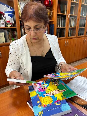 Из  Армении доставлена литература для жаждущих изучать армянский язык 230907 Из  Армении в Крым доставлена литература для жаждущих изучать армянский язык 4