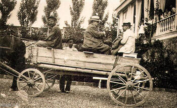 Спендиаровы 1912 г. А.К.Глазунов и А.А.Спендиаров возле дома Спендиаровых в Судаке