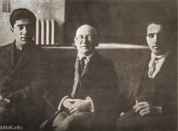 Спендиаровы А.А.Спендиаров (в центре) и Арам Хачатурян
