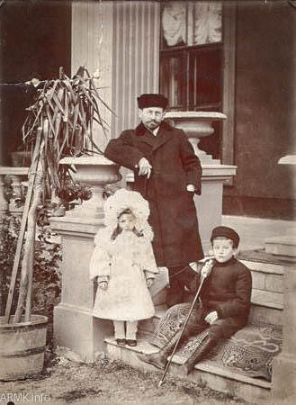 Спендиаровы Александр Спендиаров с с сыном Лесей и дочерью Татьяной. Ялта, 1903
