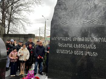 В Симферополе возложили цветы r к памятнику Ашотe Аматуни img_6796