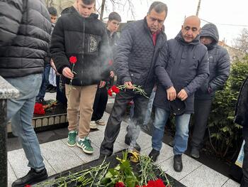 В Симферополе возложили цветы r к памятнику Ашотe Аматуни img_6804
