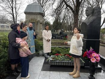 В Симферополе возложили цветы r к памятнику Ашотe Аматуни img_6817