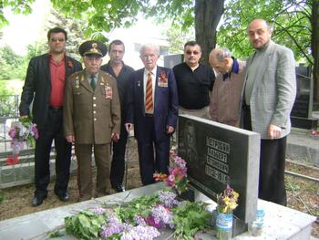 Возложение цветов ветеранам ВОВ на староармянском кладбище Симферополя . DSC03836
