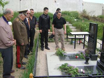 Возложение цветов ветеранам ВОВ на староармянском кладбище Симферополя . DSC03843