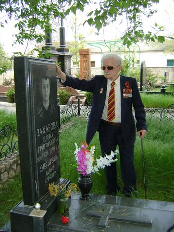 Возложение цветов ветеранам ВОВ на староармянском кладбище Симферополя . DSC03851