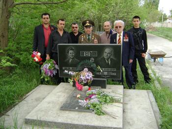 Возложение цветов ветеранам ВОВ на староармянском кладбище Симферополя . DSC03855