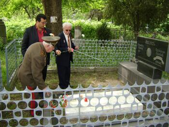 Возложение цветов ветеранам ВОВ на староармянском кладбище Симферополя . DSC03857
