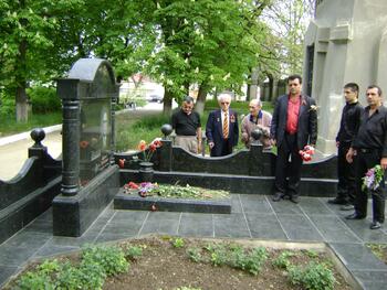 Возложение цветов ветеранам ВОВ на староармянском кладбище Симферополя . DSC03863