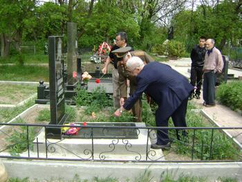 Возложение цветов ветеранам ВОВ на староармянском кладбище Симферополя . DSC03864