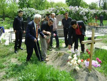 Возложение цветов ветеранам ВОВ на староармянском кладбище Симферополя . DSC03870