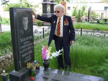 Возложение цветов ветеранам ВОВ на староармянском кладбище Симферополя . С ней он прожил более 50-и лет….