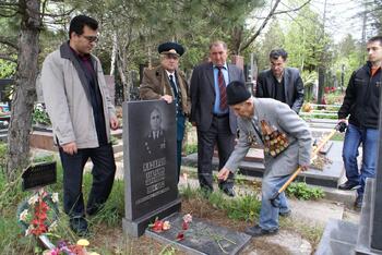 Церемония возложение цветов воинам ВОВ на староармянском кладбище DSC01634