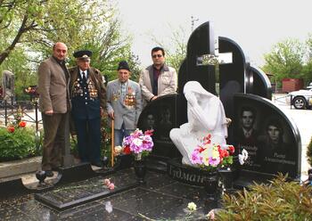 Церемония возложение цветов воинам ВОВ на староармянском кладбище DSC01646