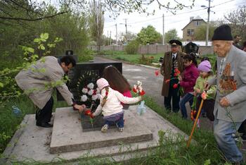 Церемония возложение цветов воинам ВОВ на староармянском кладбище DSC01661