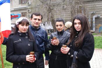 Акция "Зажги свечу " в день памяти жертв Геноцида в Османской империи 5 Молодёжь из КАМК во время акции Зажги свечу памяти